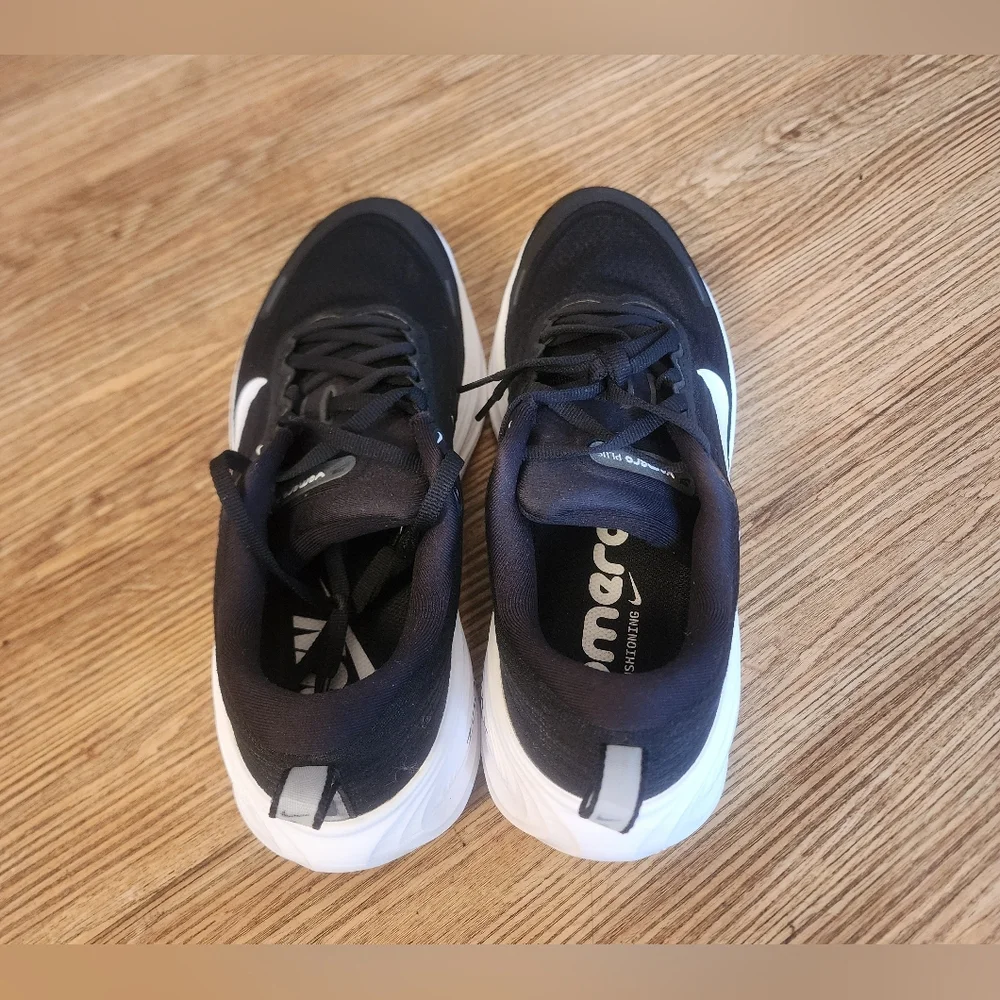 Size 10 Nike Women's  Black & White ZoomX Cushion Running Shoe Retail 180$ - Picture 8 of 9